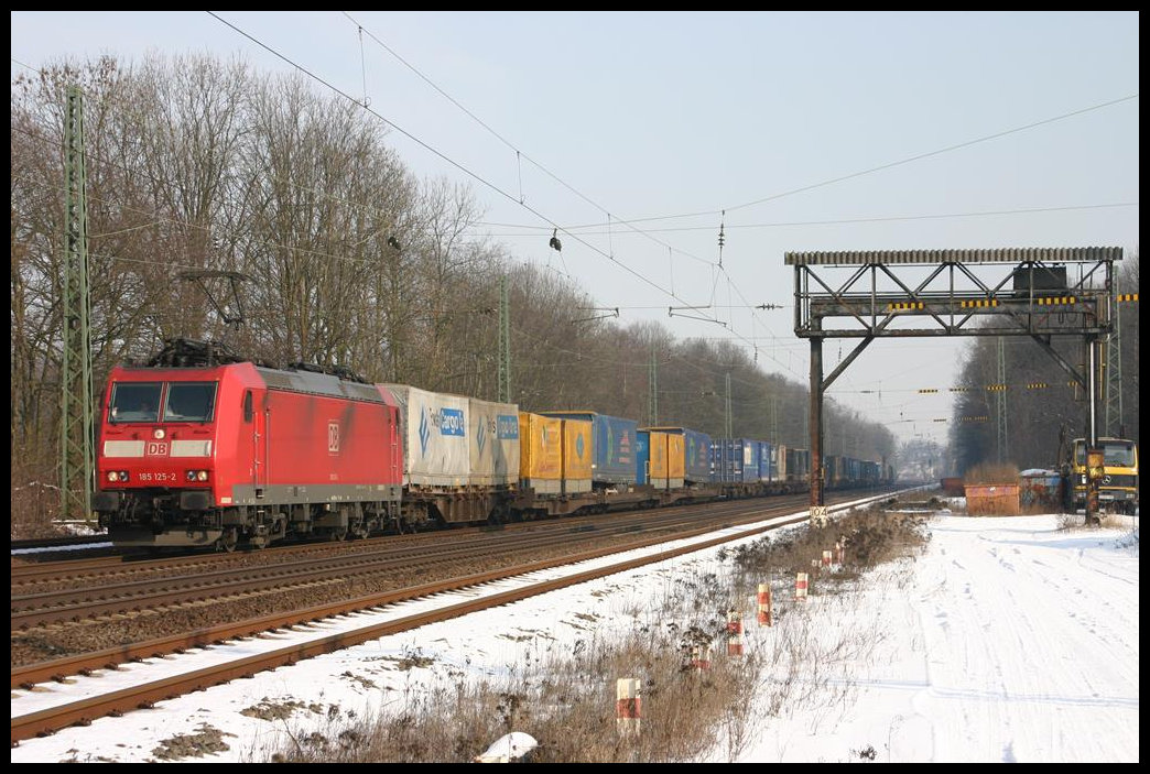 185125-2 ist hier am 5.3.2005 mit einem Container Zug in Richtung Münster auf der Rollbahn unterwegs und durchfährt gerade den Bahnhof Natrup Hagen.