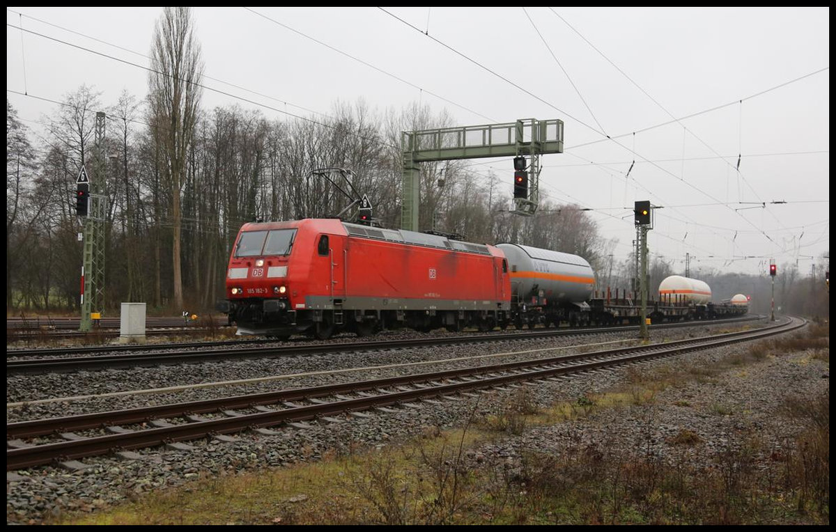 185182-3 kam am 8.1.2020 um 12.00 Uhr mit einem gemischten Güterzug in Richtung Osnabrück durch Hasbergen.