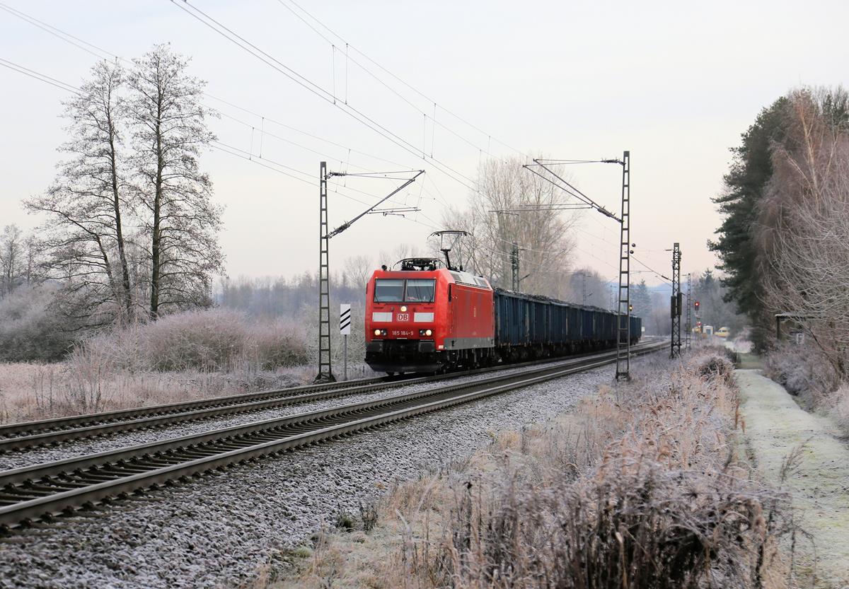 185184-9 kommt hier am 28.12.2019 auf dem Weg ins Ruhrgebiet um 11.07 Uhr mit einem polnischen Kohle Zug durch die Bauernschaft Lengerich Schollbruch.