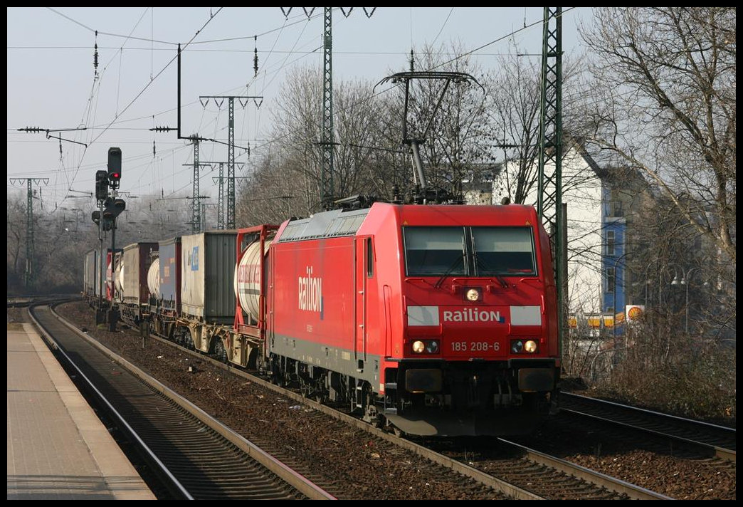 185208 Railion ist hier mit einem Container Zug am 19.3.2006 um 14.47 Uhr in Köln Süd in Richtung Süden unterwegs.