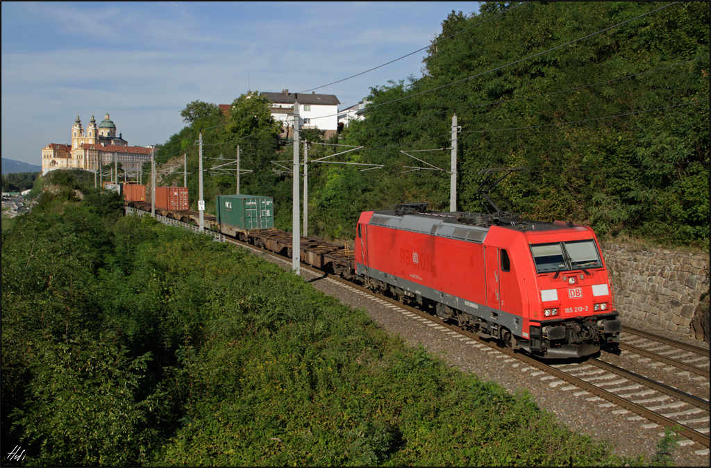 185.210 fährt am 27.08.15 mit Containerzug die Westbahn bei Melk entlang.
Im Hintergrund das Benediktinerkloster Stift Melk.