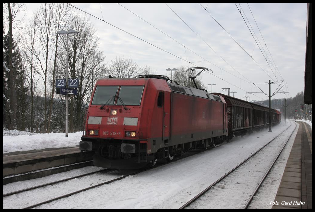 185218 kam am 18.01.2017 um 13.12 Uhr mit einem Güterzug aus Richtung Paderborn durch den Bahnhof Altenbeken und fuhr in Richtung Warstein - Kassel weiter.