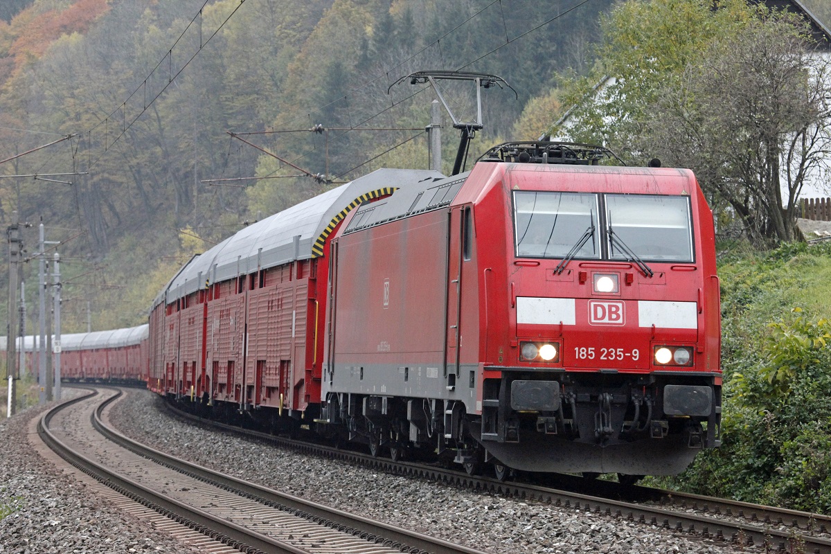 185.235 mit Güterzug zwischen Bruck an der Mur und Pernegg am 29.10.2015.