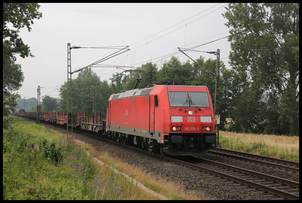 185276-3 erreicht hier am 11.7.2019 um 10.20 Uhr mit ihrem Güterzug in Richtung Osnabrück den Ortsrand von Hasbergen.