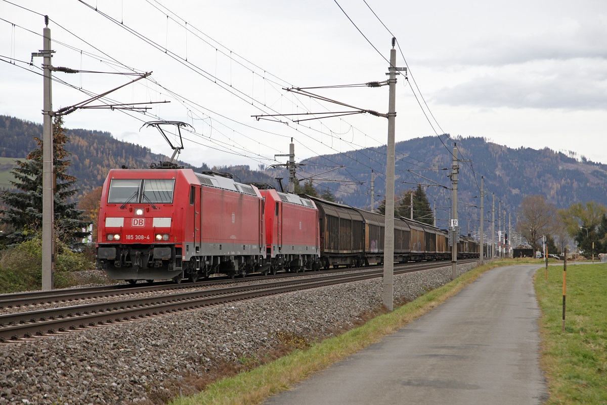 185.308 +185.... mit Güterzug bei Niklasdorf am 10.11.2015.