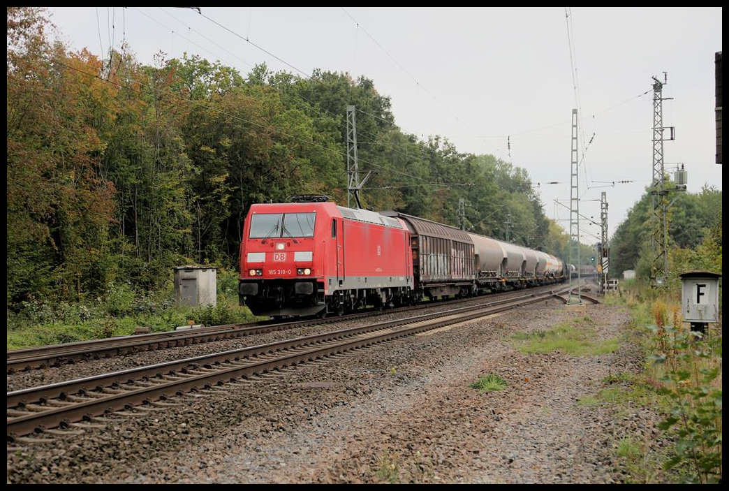 185310-0 erreicht hier auf der Fahrt in Richtung Münster in Westfalen am 5.10.2019 um 10.40 Uhr mit ihrem Güterzug den zurück gebauten Bahnhof Natrup Hagen.