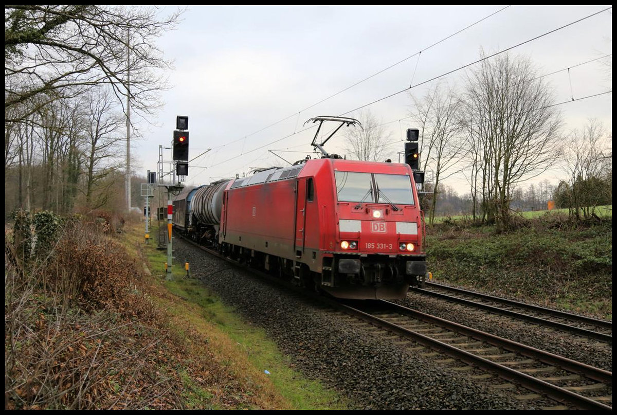 185331-3 ist hier am 18.01.2020 um 10.11 Uhr am Ortsrand von Hasbergen mit einem Güterzug in Richtung Münster unterwegs.