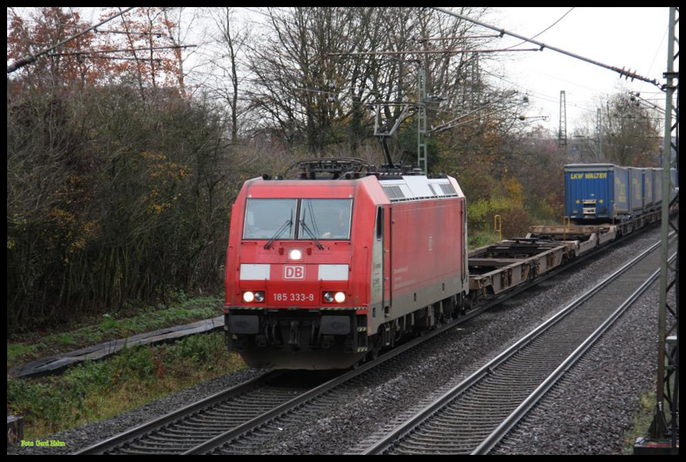 185333 erreicht hier mit einem Containerzug am 24.11.2017 mittags auf der Fahrt in Richtung Ruhrgebiet den Bahnhof Hasbergen.