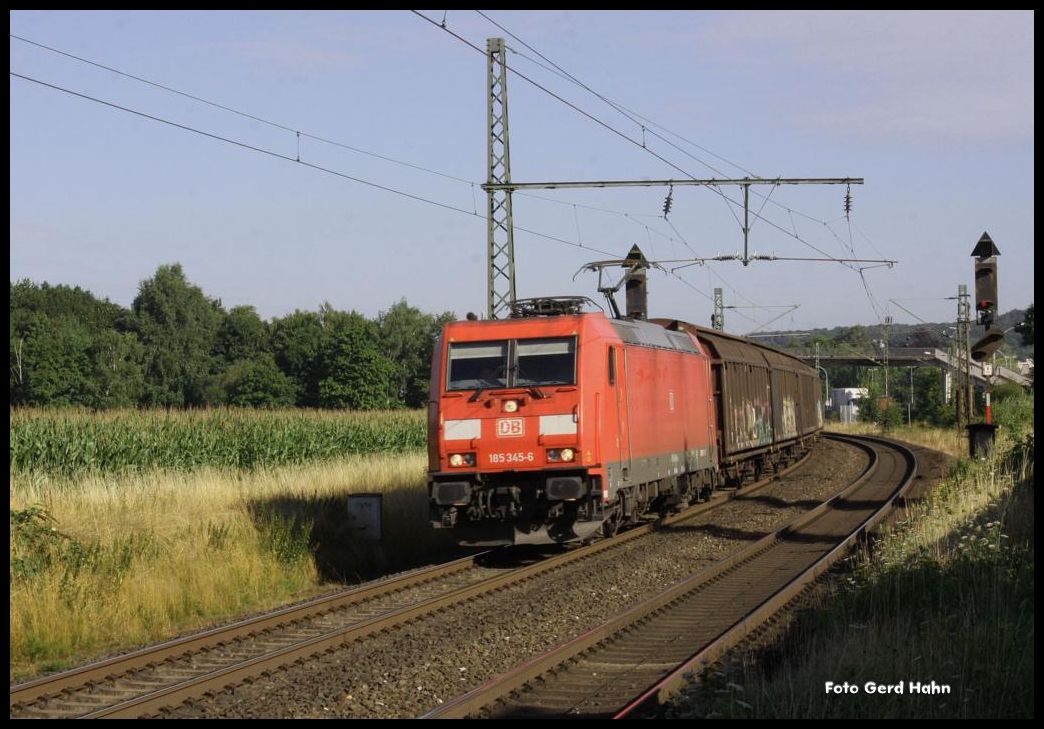 185345 war am 5.8.2015 um 09.05 Uhr in Lengerich mit einem Güterzug in Richtung Münster zu sehen.