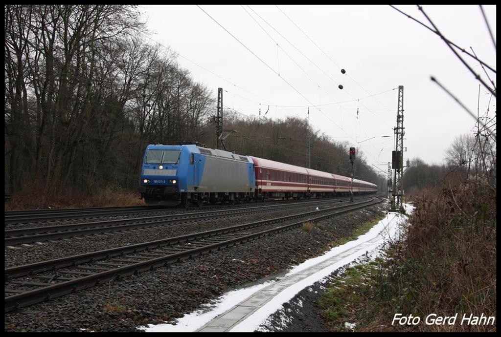 1855121-3 kommt hier am 3.1.2017 mit der Schneeexpress Garnitur aus Hamburg zurück und ist um 12.59 Uhr in Natrup Hagen auf dem Weg nach Münster.
