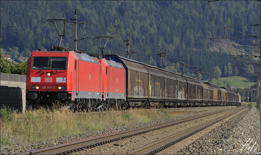 185.683 und 185.235 am 02.10.13 mit Schiebewandwagen bei Timmersdorf Richtung Selzthal.