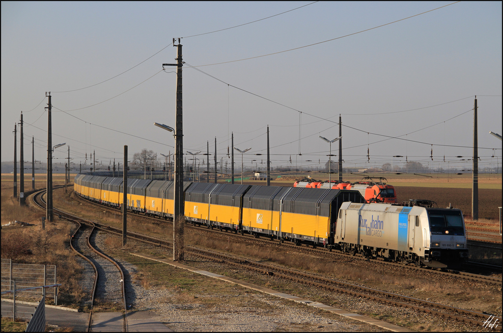 185.690 durchfährt am 07.02.15 mit einem ARS Altmann den Bhf. Gramatneusiedl Ri. Hegyeshalom.