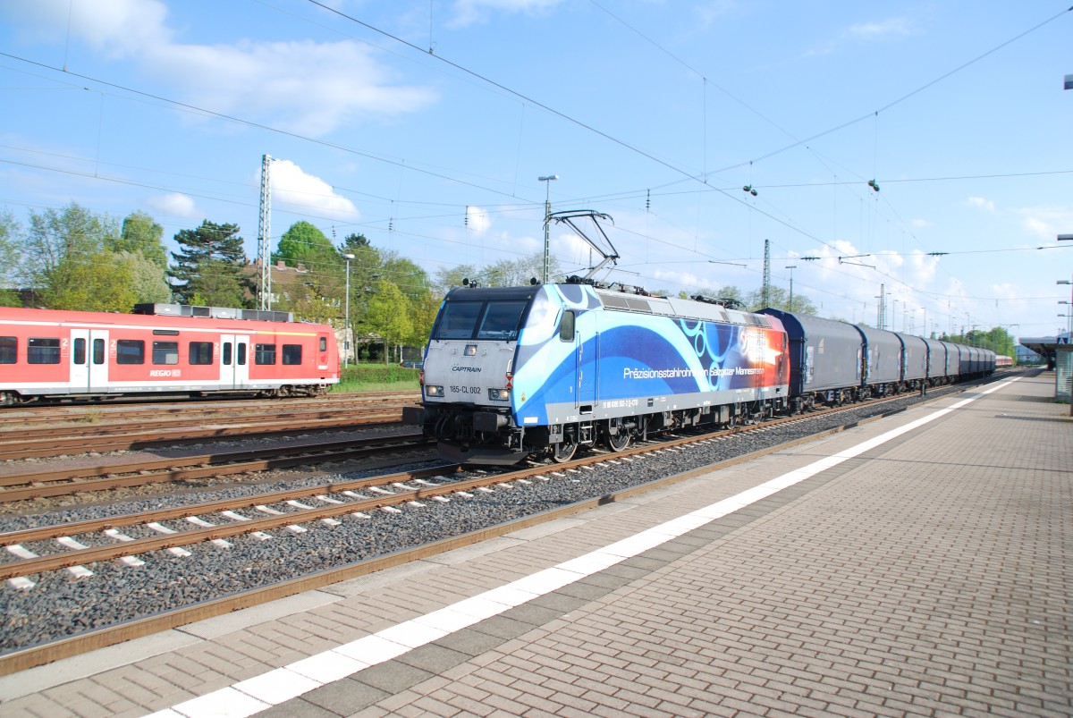 185CL-002 mit einen Minizug gedeckter Planwagen in der Warteschleife; ein ICE hat Vorfahrt darum wartet sie hier im HBf Minden. Am 12.05.2013.