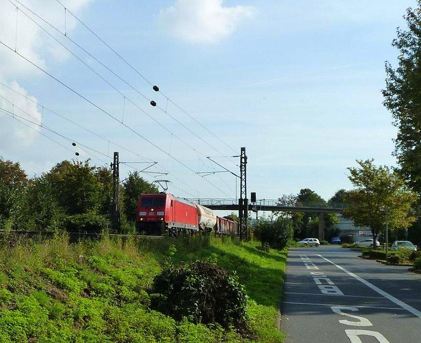 185er DB kommt aus Richtung Koblenz  mit einem langen gemischten Güterzug aus Süden nach Köln-Gremberg und fährt durch Bad-Honnef in Richtung Köln-Gremberg  bei schönem Sonnenschein am Nachmittag vom 2.10.2014. 
