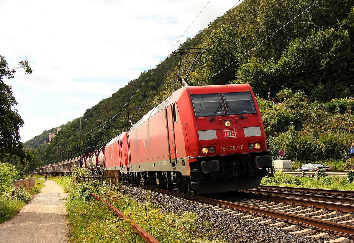 185er Doppel aus 185 387 und 185 xxx auf der linken Rheinseite nahe Schloß Stolzenfels am 20.08.2021. 