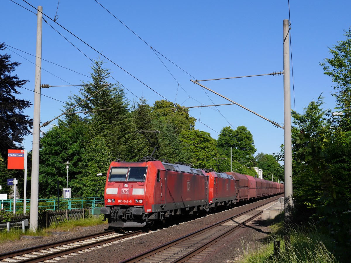 185er Doppeltraktion geführt von 185 042 mit einem Erzzug in Richtung Hamburg; Friedrichsruh, 11.06.2015
