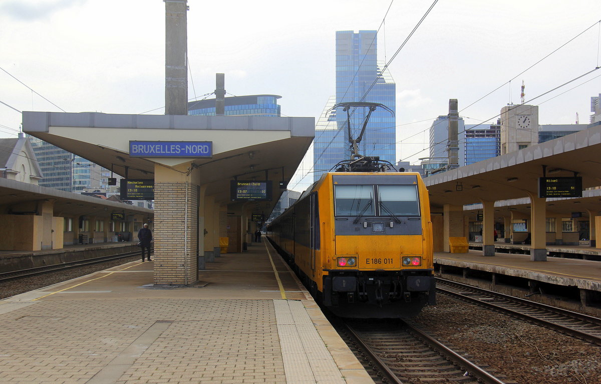 186 011 von der NS schiebt einen Schnellzug aus Amsterdam-Ceentraal(NL) nach Brüssel-Süd(B) und fuhr in Brüssel-Nord(B) ein. 
Aufgenommen vom Bahnsteig in Brüssel-Nord(B). 
Bei Sonne und Wolken am Kalten Nachmittag vom 28.10.2018.