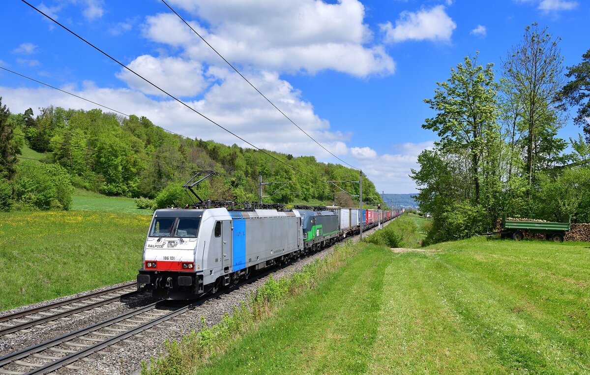 186 101 + 193 256 mit einem KLV am 27.04.2022 bei Villnachern.
