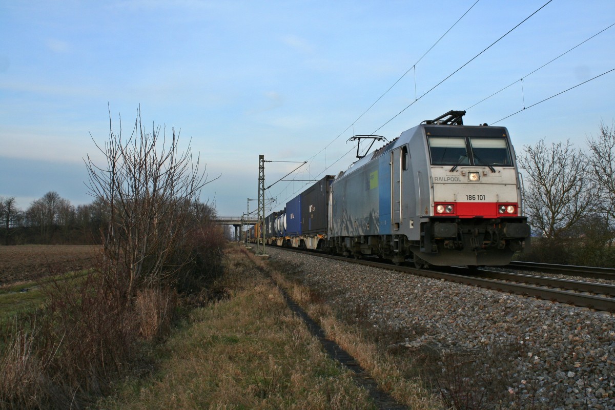 186 101 mit dem 41083 von Venlo nach Melzo am spten Nachmittag des 18.01.14 sdlich von Buggingen.