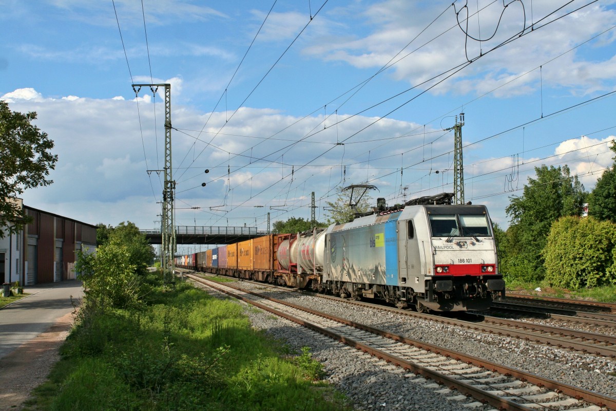 186 101 mit einem Containerzug auf dem Weg von Venlo/Rotterdam nach Melzo am Nachmittag des 14.05.14 in Mllheim (Baden).