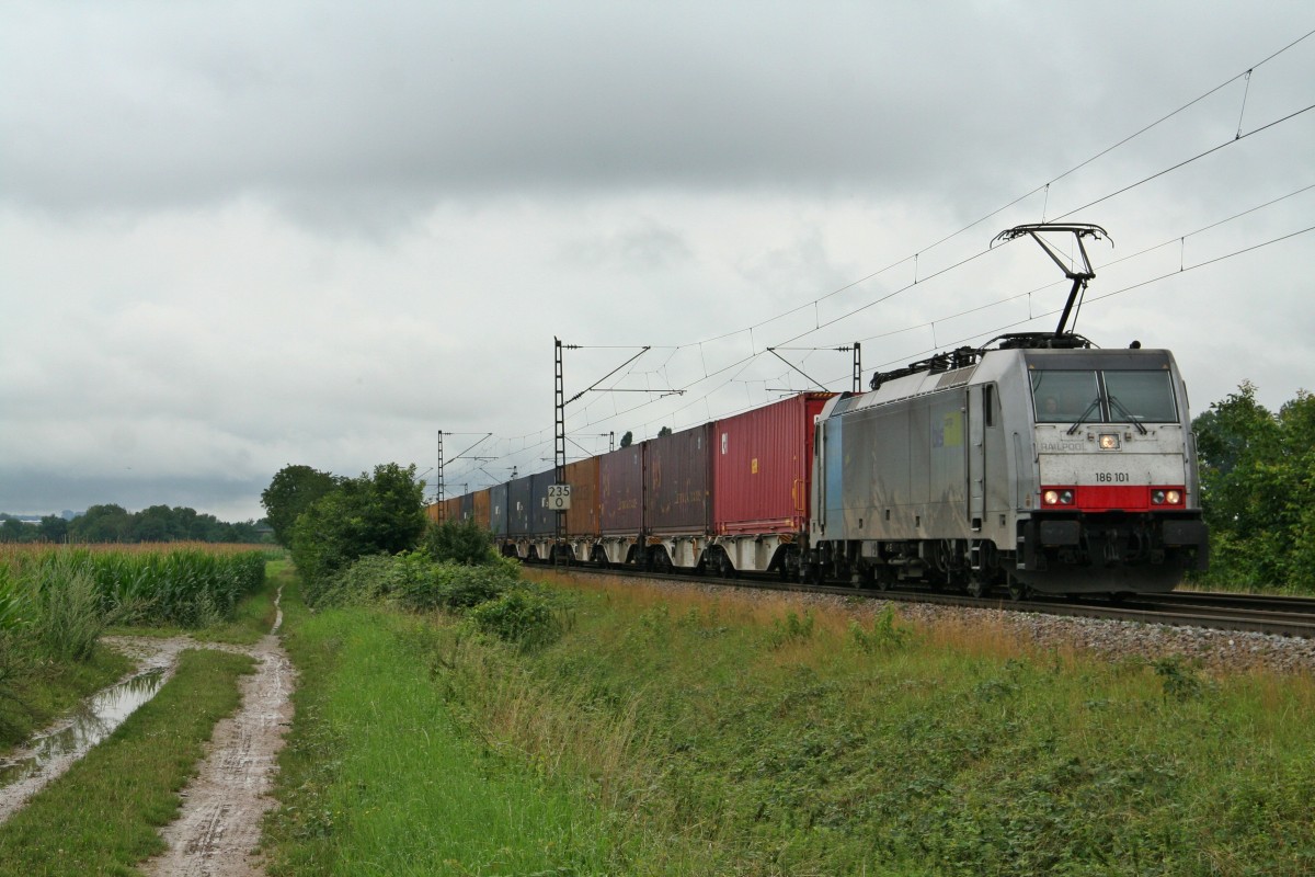 186 101 mit einem KLV-Zug von Melzo nach Venlo am Nachmittag des 30.07.14 sdlich von Hgelheim.
