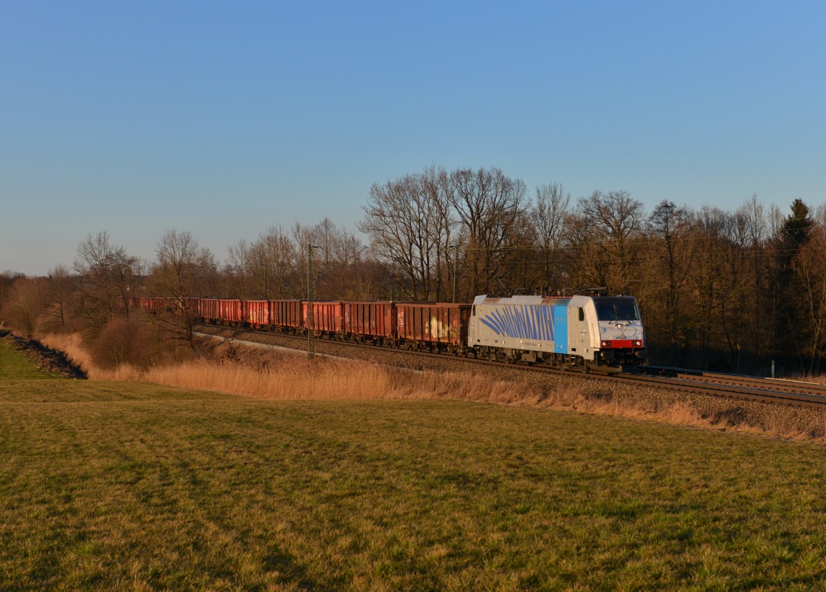 186 102 mit einem Schrottzug am 21.02.2014 bei Hilperting.