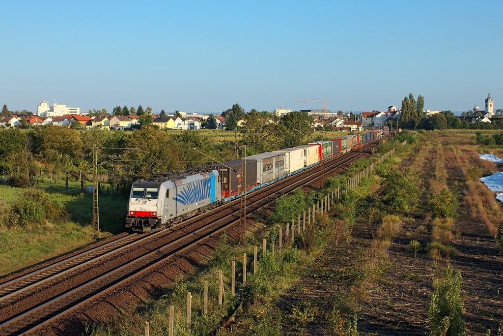 186 102 mit den  Lokomotion-Streifen  beförderte am 23.9.2014 einen Klv-Zug durch Groß-Gerau Richtung Mainz