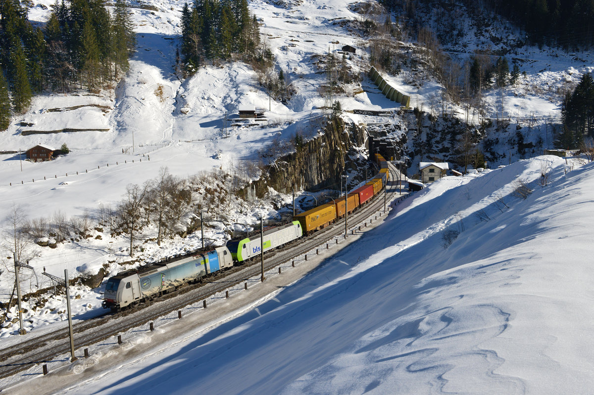 186 103 + Re 485 017 mit einem Containerzug am 11.02.2015 bei Wassen. 