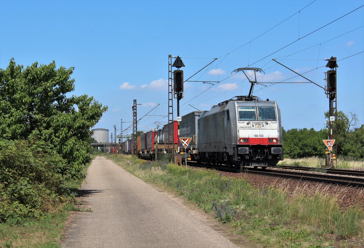 186 103 ist am 20.06.2018 mit einem KLV Zug bei Waghäusel in Richtung Schweiz unterwegs.