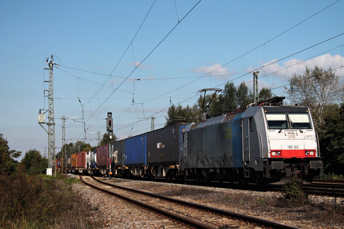 186 103 am 27.09.2014 mit einem Containerzug nach Italien bei der Durchfahrt von Orschweier gen Süden.