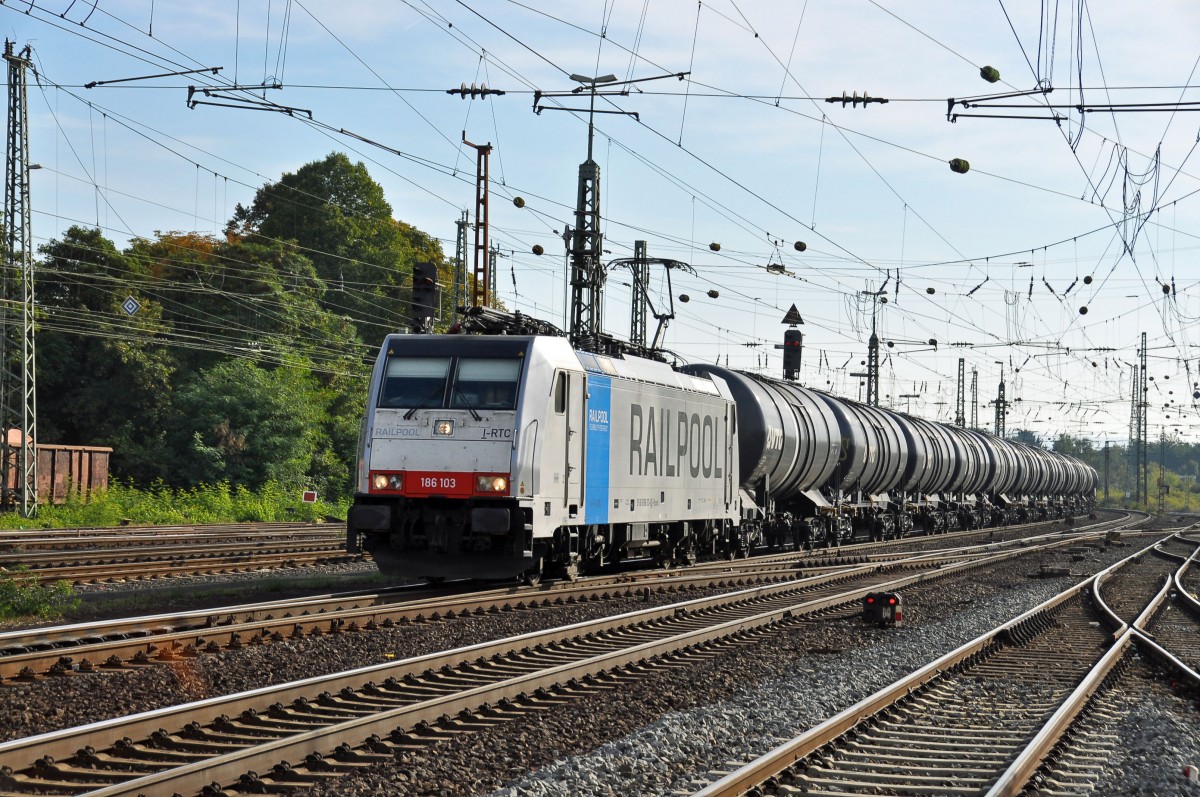 186 103 fr die Ruhrtalbahn unterwegs mit einem Kessel-Zug in Richtung Norden.Aufgenommen im Bahnhof Neuwied am 2.10.2013