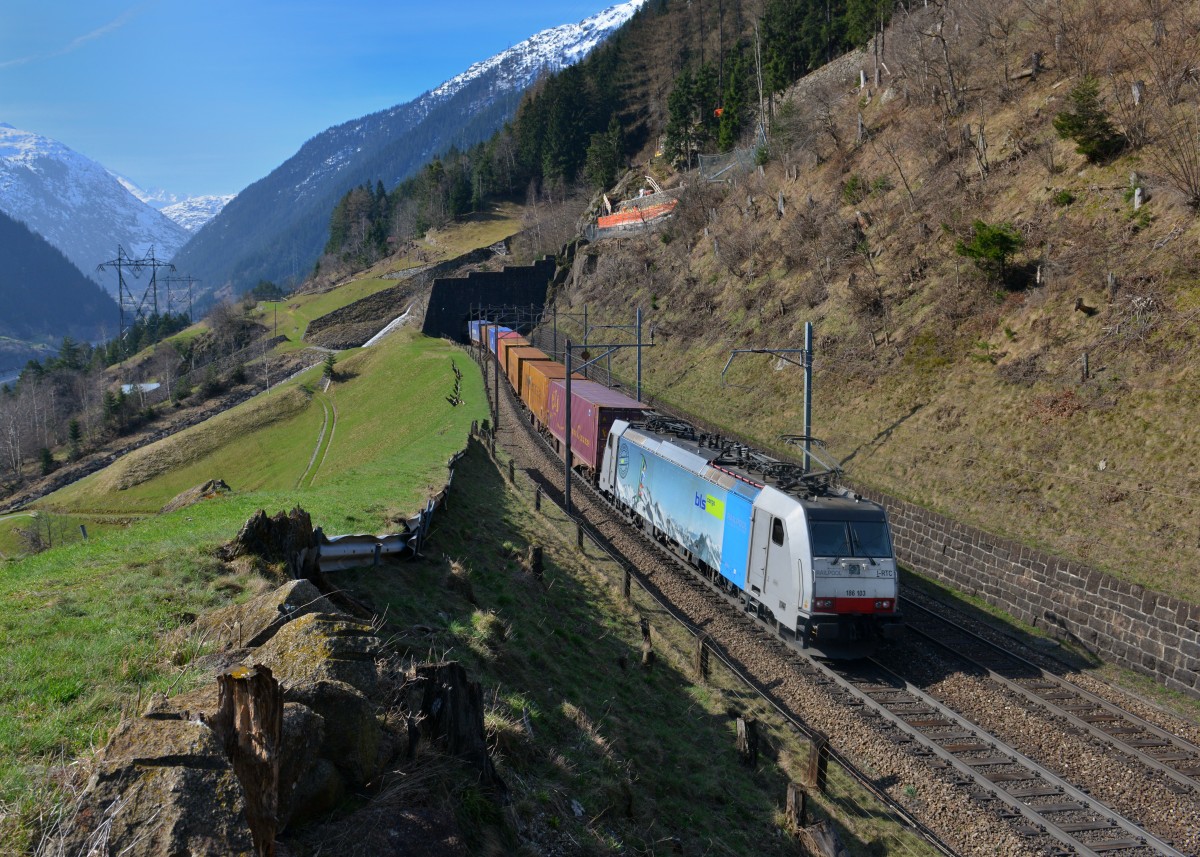 186 103 mit einem Containerzug am 10.04.2015 oberhalb von Wassen.