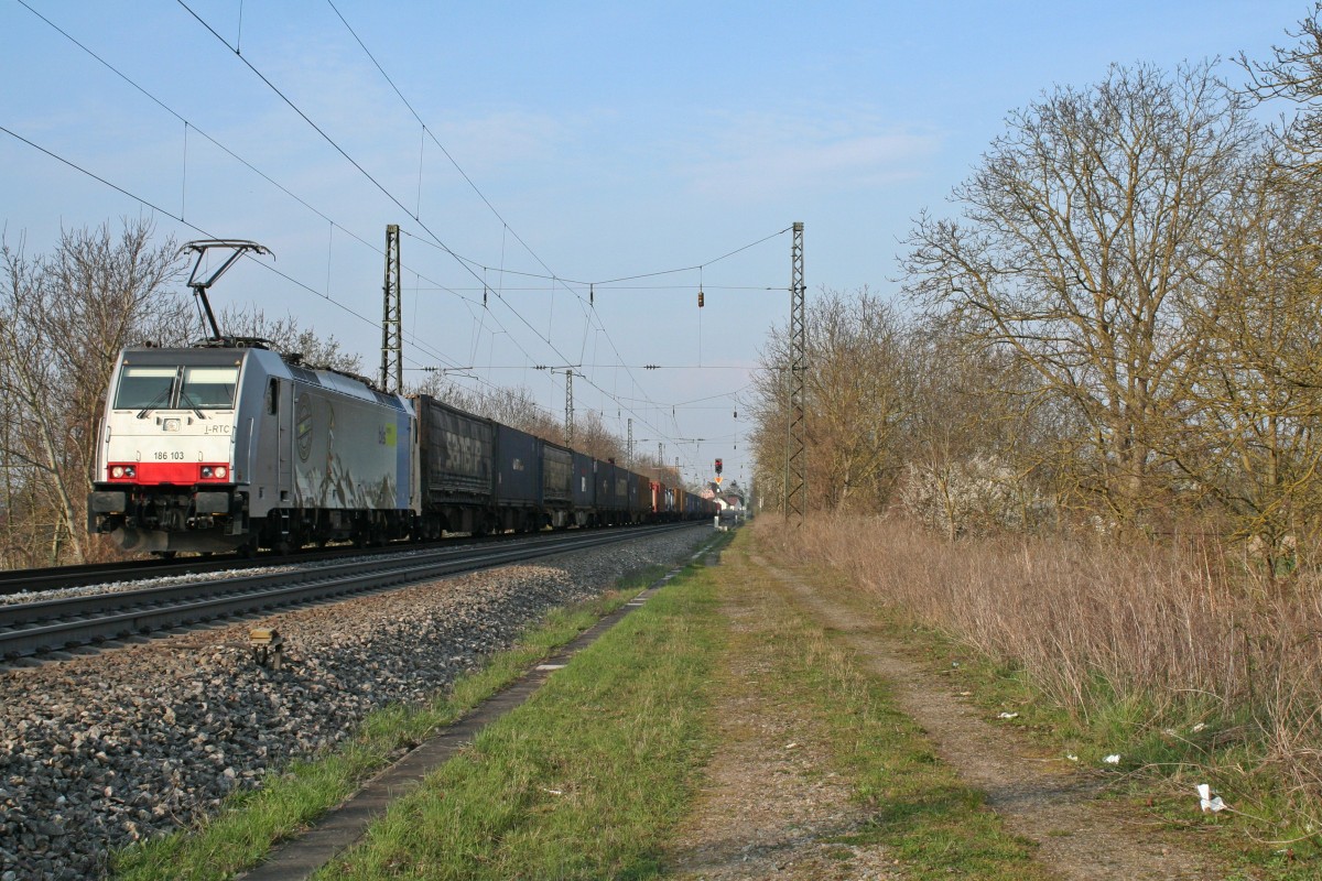 186 103 mit einem KLV-Zug gen Sden am spten Nachmittag des 27.03.14, aufgenommen im Bahnhof Heiterheim.