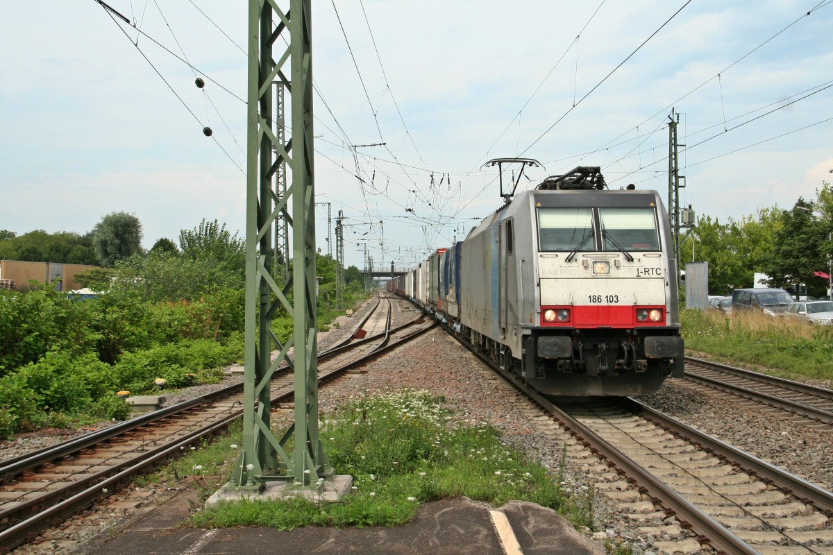 186 103 mit einem KLV-Zug auf dem Weg nach Italien am Nachmittag des 23.07.14 in M�llheim (Baden).