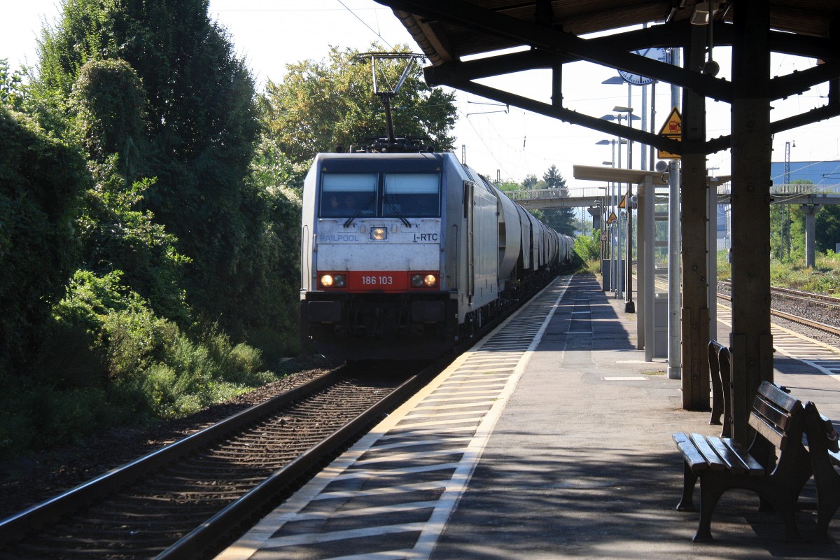 186 103 von Railpool kommt durch Bad-Honnef am Rhein mit einem langen Getreidezug aus Richtung Koblenz und fhrt in Richtung Kln auf der rechten Rheinstrecke(KBS 465) am einem schnem Sommertag am 6.9.2013.