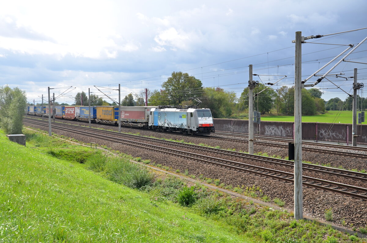 186-103 von Railpool vermietet an BLS Cargo zieht ihren KLV Zug in Richtung Karlsruhe.
Aufgenommen am 17.09.2022 zwischen Sinzheim und Baden-Baden Rebland