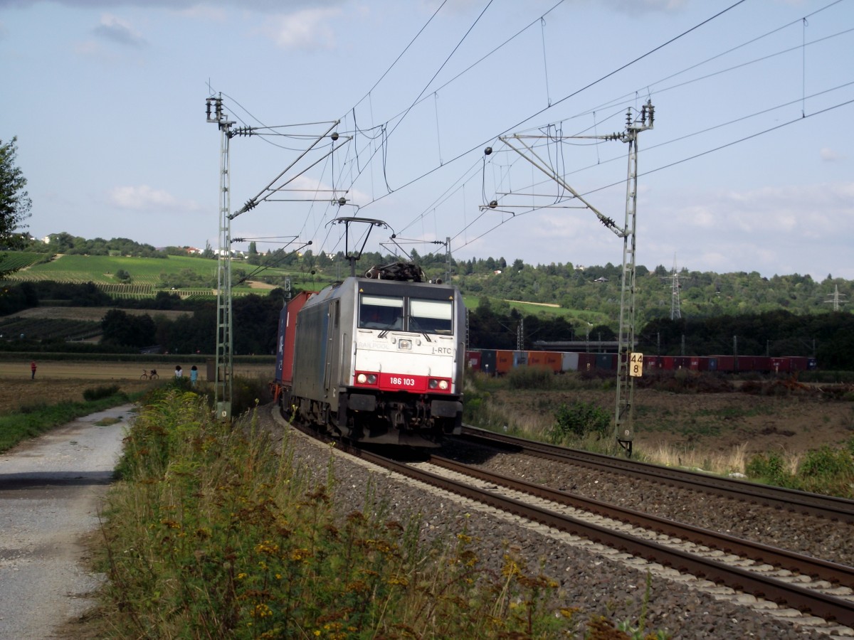 186 103 von Railpool/RTC am 20.08.13 mit Container Zug bei Walluf 