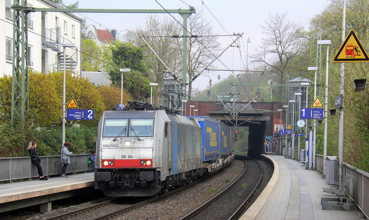 186 104 von BLS-Cargo kommt aus Richtung Köln,Aachen-Hbf und fährt durch Aachen-Schanz mit einem LKW-Zug aus Novara(I) nachZeebrugge(B) und fährt in Richtung Aachen-West. 
Aufgenommen vom Bahnsteig von Aachen-Schanz.
Am Nachmittag vom 8.4.2019.