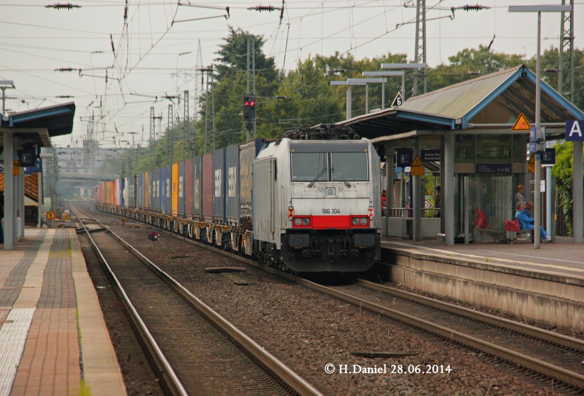 186 104 bls cargo/Railpool im Schlepp in Dormagen, Juni 2014.