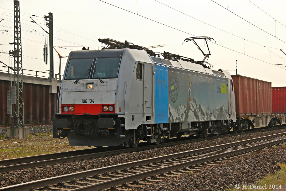186 104 blscargo/Railpool mit Containerzug in K�ln Porz Wahn, April 2014.