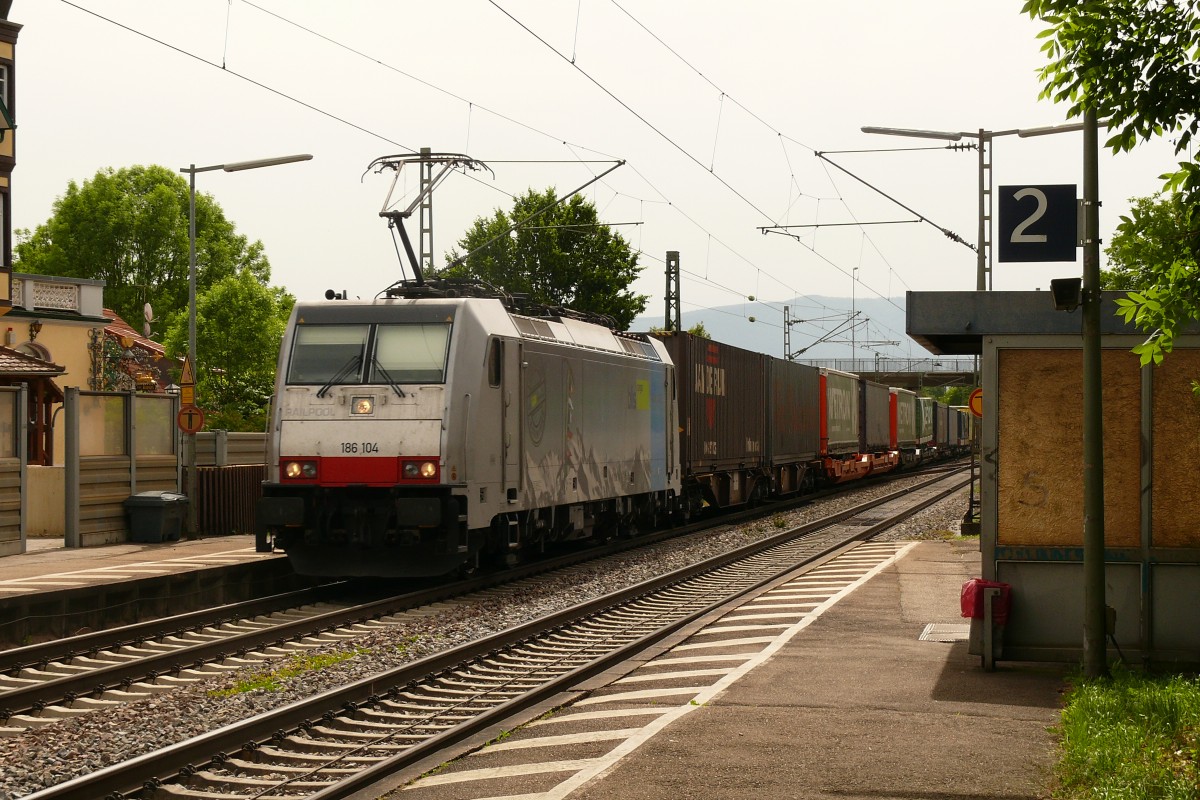 186 104 mit einem Containerzug am 22.5.14 in Köndringen. 