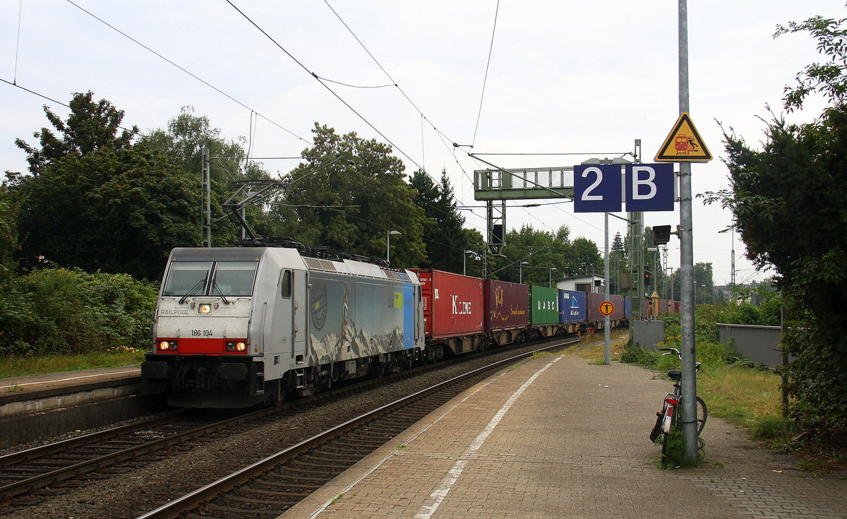 186 104 von Railpool kommt aus Richtung Köln,Grevenbroich mit einem Containerzug aus Melzo(I) nach Rotterdam(NL) und fährt durch Rheydt-Hbf und fährt in Richtung Mönchengladbach-Hbf. 
Aufgenommen vom Bahnsteig 2 in Rheydt-Hbf. 
Am Nachmittag vom 17.9.2016.