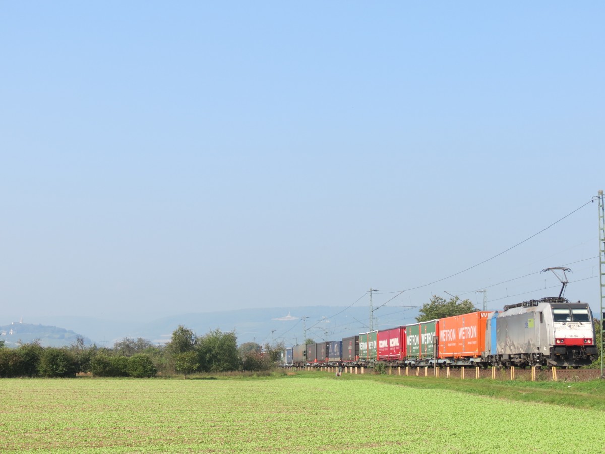 186 104 zog am 3. Oktober 2014 einen Güterzug gen Süden. Hier ist sie bei Gau-Algesheim zu sehen. 