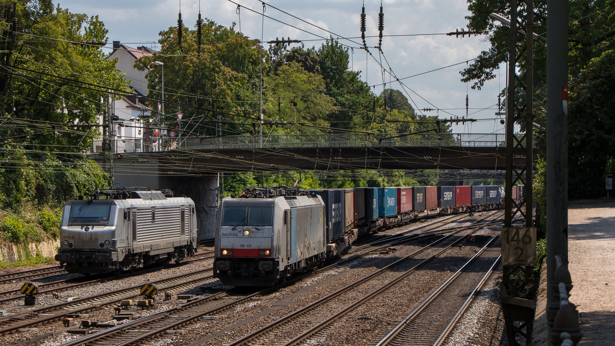 186 105-3 schlängelt sich gerade unter der Brücke durch. Die Aufnahme stammt vom 27. Juli 2018 und wurde in Offenburg getätigt. Links im Bild steht 37 028-4 aus Frankreich. 