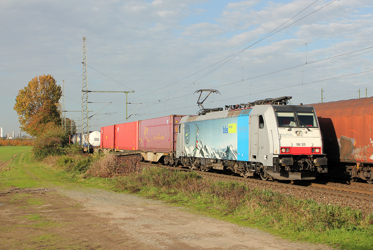 186 105 der BLS am 01.11.2014 in Porz Wahn