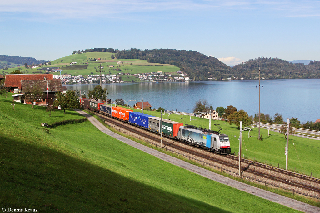 186 105 mit Güterzug am 14.10.2014 bei Immensee.