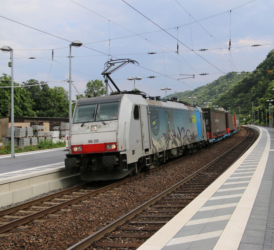 186 105 mit KLV-Zug in Fahrtrichtung Norden. Aufgenommen am 12.07.2014 in Bacharach.