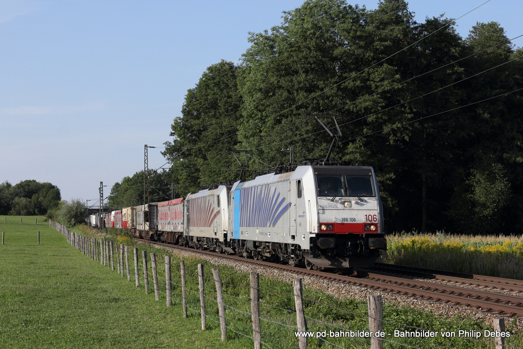 186 106-1 (Lokomotion) fhrt am 22. August 2013 um 17:58 Uhr zusammen mit 186 285-3 und einem Gterzug durch Grokarolinenfeld