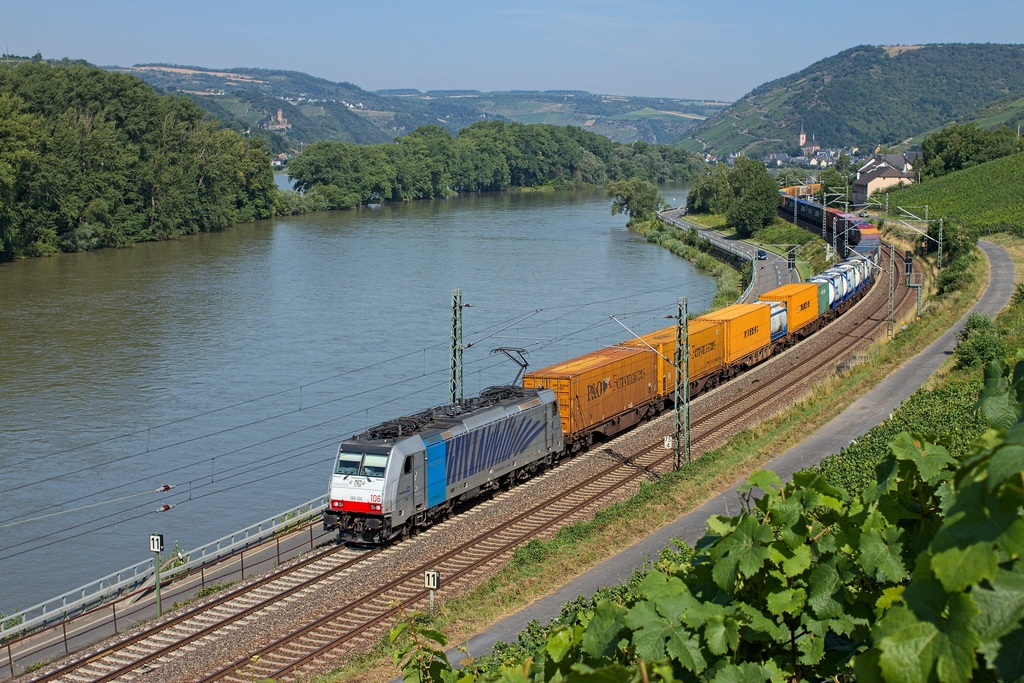 186 106 fuhr am Morgen des 19.7.2014 mit einem Containerzug rheinaufwärts am Lorcher Werth vorbei