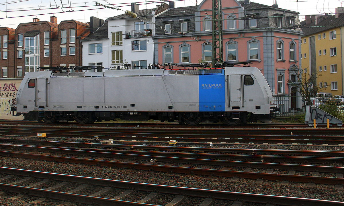 186 106 von der Rurtalbahn steht abgestellt im Aachener-Hbf. 
Aufgenommen vom Bahnsteig 2 vom Aachen-Hbf.
Am Nachmittag vom 8.10.2016.